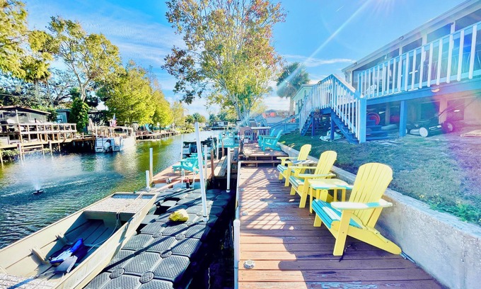 Weeki Wachee Gardens Otro | Encantadora casa de campo frente al agua con TV, wifi, muelle y mucho mas!