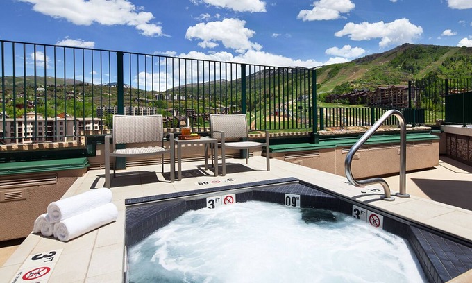 Steamboat Springs Complejo | Charming 2-bedroom ski in/out resort in Steamboat Springs w/ fitness room, WiFi