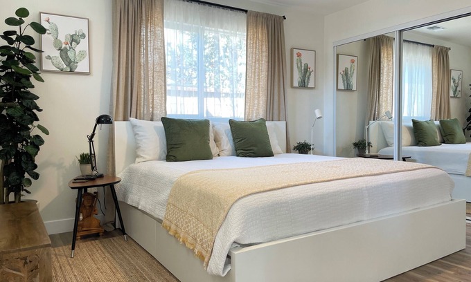 Boyle Heights Casa | Charming 2 bed/2 bath house near DTLA/Arts District/Pasadena/Dodgers Stadium