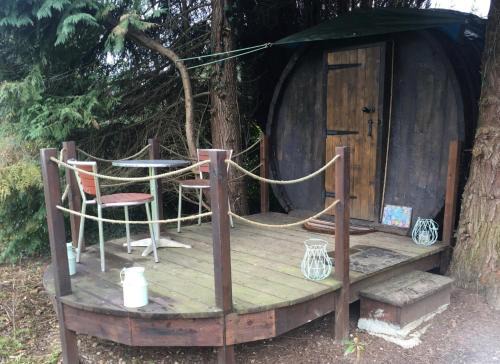 Domfront en Poiraie Casa | Charming 2-Bed Cabin in Domfront-en-Poiraie