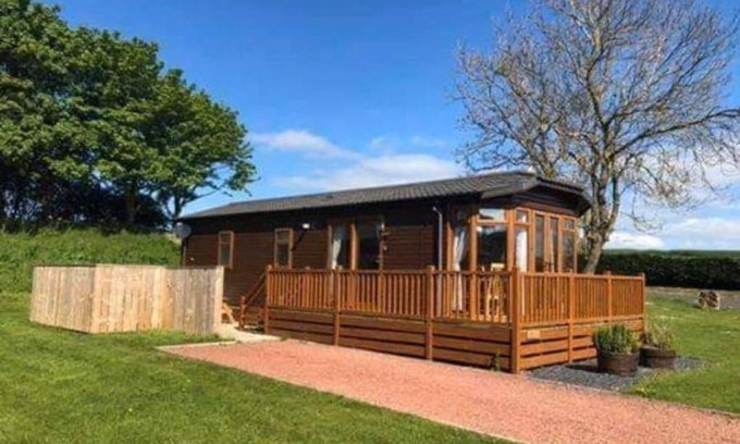 Morpeth Casa | Charming 2-Bed Lodge with Hot tub in Morpeth