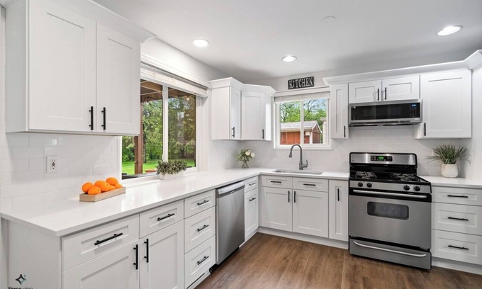 Oakbrook Terrace Casa | Charming 2-bedroom estate with WiFi, fitness room in delightful Oakbrook Terrace