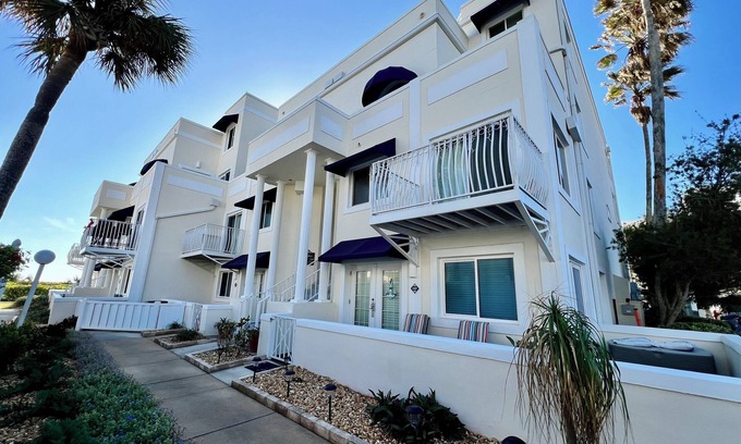 Chandler Park Apartamento | Charming 2 Bedrooms in Royal Mansions Oceanfront Complex