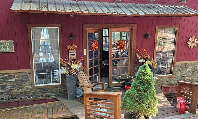 West Jefferson Cabina | Charming 2+-bedroom cabin in West Jefferson with incredible views. PET FRIENDLY