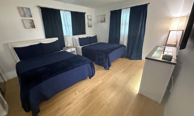 Pine Ridge Casa | Charming 2-bedroom house with WiFi, AC in superb Beverly Hills