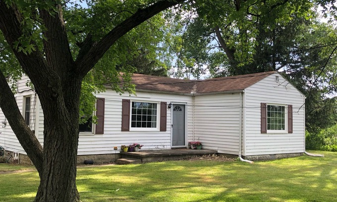 Bowling Green Casa | Charming 2-bedroom house just outside Bowling Green with optional Spa services
