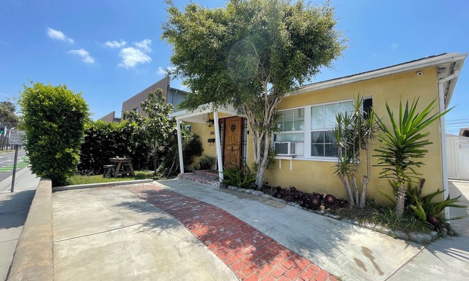 North Redondo Casa | Charming 2-bedroom house, 1.7miles from Manhattan beach pier with WiFi, AC