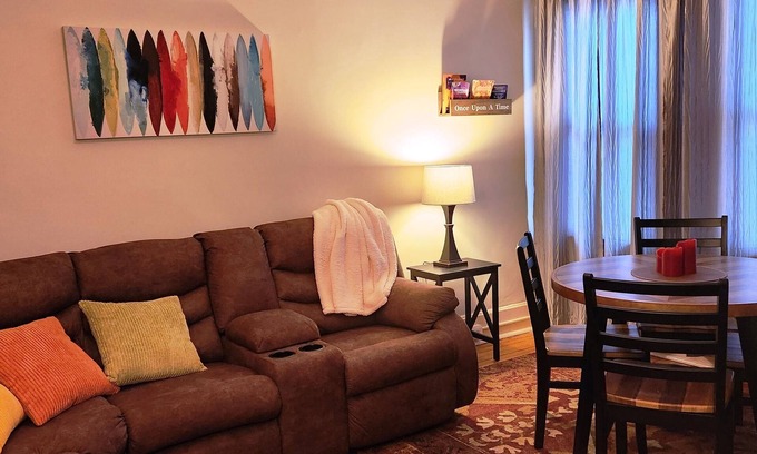 Cumberland Apartamento | Charming 2-bedroom apartment with equipped kitchen and AC, in Cumberland, MD.