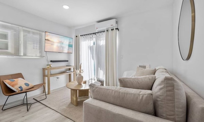 City Heights Apartamento | Charming 2-bedroom apartment in sunny City Heights with AC