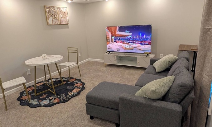 Ellenwood Casa | Charming 2-bedroom basement with WiFi, AC in brilliant Conley