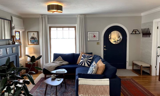 Petaluma Casa | Charming 2 bedroom bungalow walkable to downtown