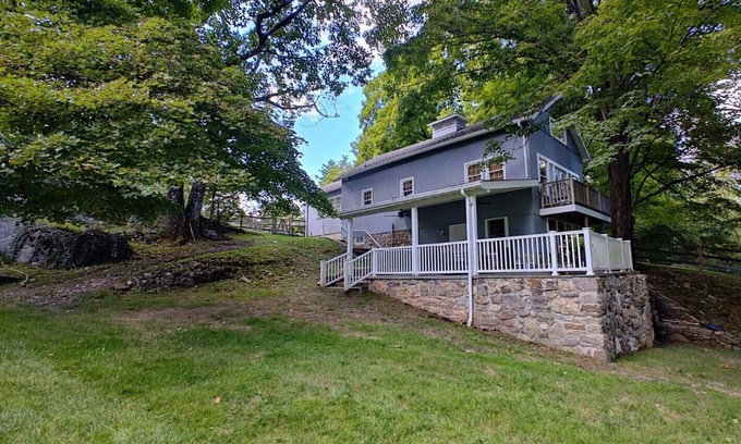 New Canaan Cabaña | Charming 2 Bedroom Cottage in Peaceful New Canaan - Pet Friendly!