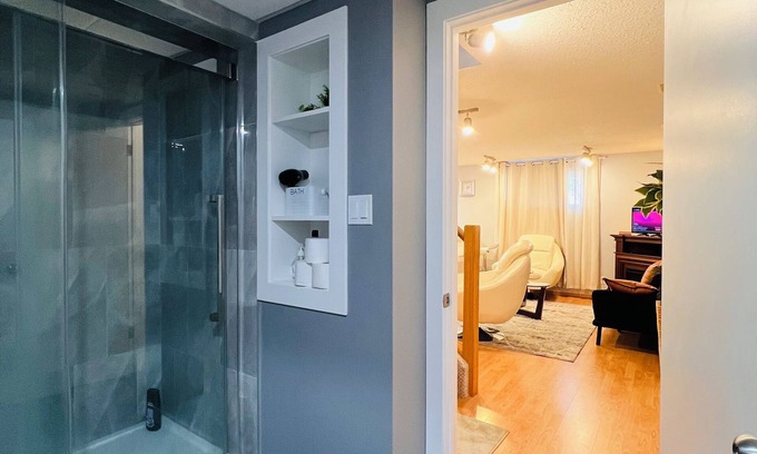 Medicine Hat Casa | Charming 2- bedroom basement house with WiFi, AC in wonderful Medicine Hat