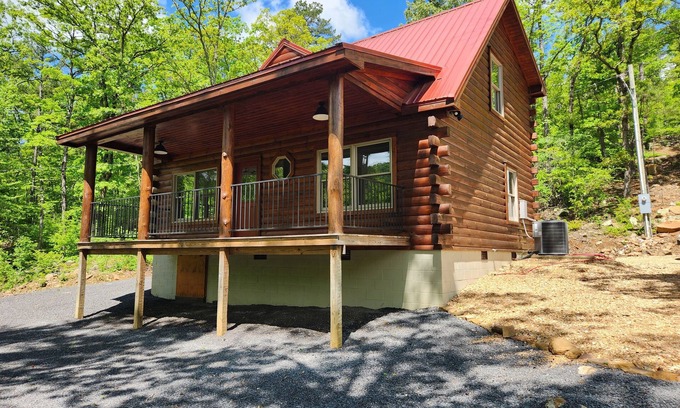 Dennard Cabina | Charming 2-bedroom cabin on Little Red River with WiFi, AC in serene Marshall