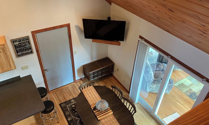 Jim Falls Cabina | Charming 2-bedroom cabin with WiFi, AC in fabulous Bloomer