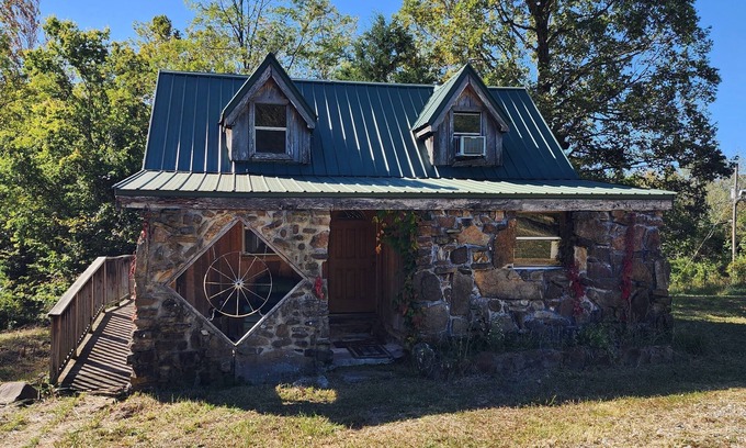 Harrison Cabina | Charming 2-bedroom cabin on 18 Acres with WiFi, AC in Compton. Hunting Perfect!