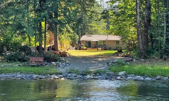 Monroe Cabina | Charming 2-bedroom cabin on the Sultan River