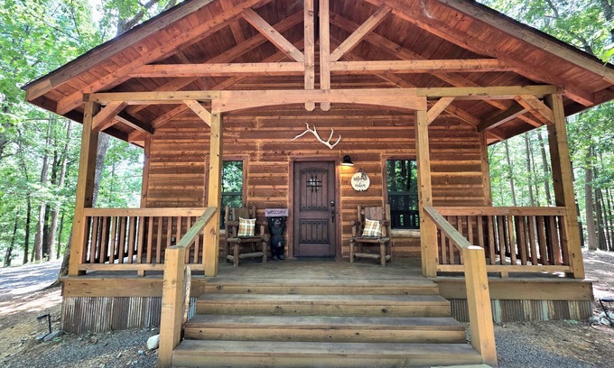 Board Camp Cabina | Charming 2-bedroom cabin with WiFi, AC, Cell Service, 3 miles to Wolf Pen Gap
