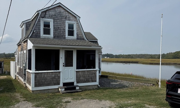 Kennebunk Cabaña | Charming 2-bedroom cottage in Kennebunk with AC and deck.