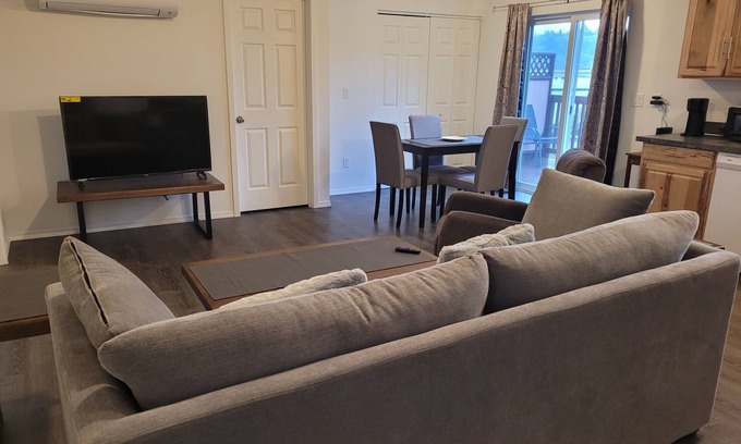 Bunker Hill Condominio | Charming 2-bedroom condo in lovely Coos Bay with WiFi, AC