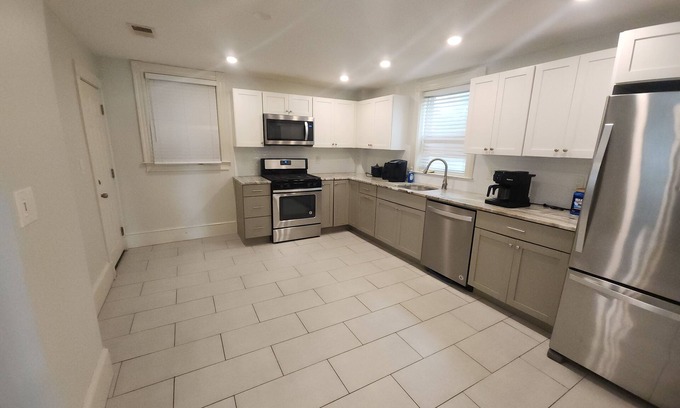 Orient Heights Condominio | Charming 2-bedroom condo minutes from airport Boston with WiFi, AC, and laundry