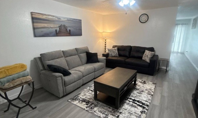 Tulsa Condominio | Charming 2-bedroom condo in Tulsa. Close to YMCA, park, hospitals and highways!