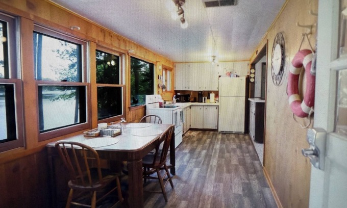 Elcho Cabaña | Charming 2-bedroom cottage lake property with two piers, kayaks and fire pit!