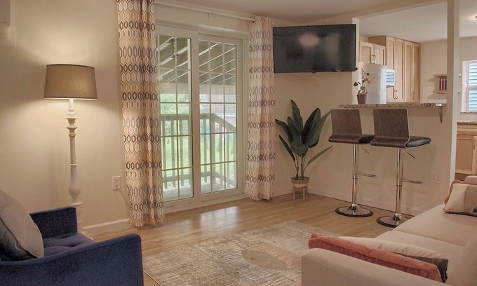 Ranshaw Cabaña | Charming 2-bedroom creek-side cottage with covered parking!