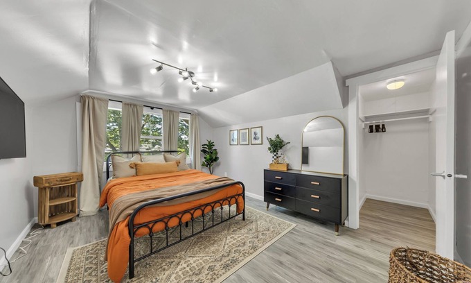 North Oak Park Apartamento | Charming 2-bedroom duplex apt with WiFi, AC in peaceful Oak Park Sacramento