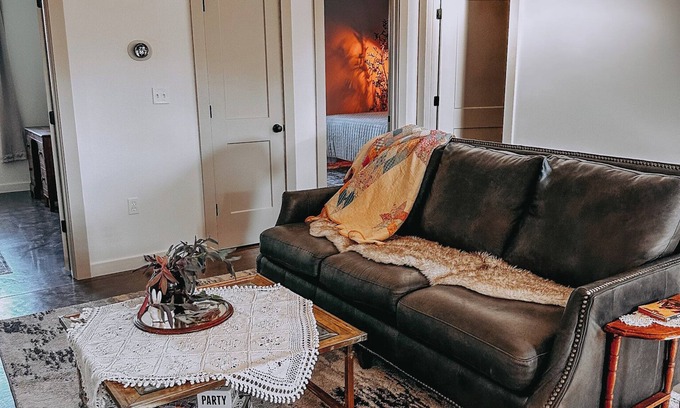 Easley Otro | Charming 2-bedroom Farmhouse in Rocheport