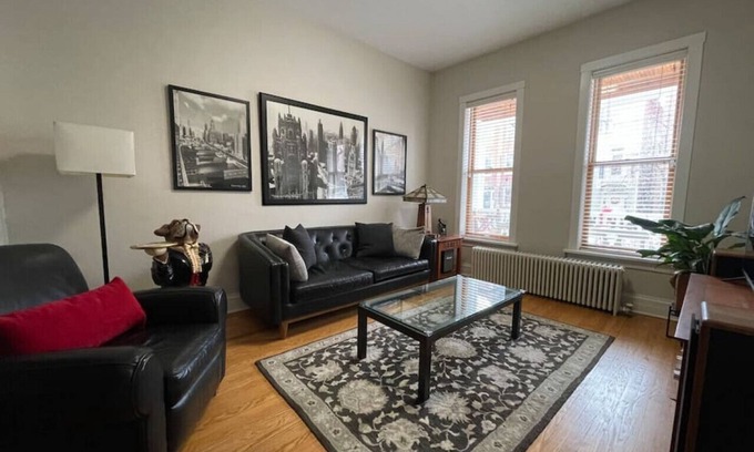 Sheffield and DePaul Casa | Charming 2 Bedroom Flat, in heart of Lincoln Park
