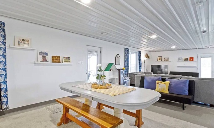 Sheridan Casa | Charming 2-bedroom guesthouse with AC, WiFi on a farm close to Grand Park