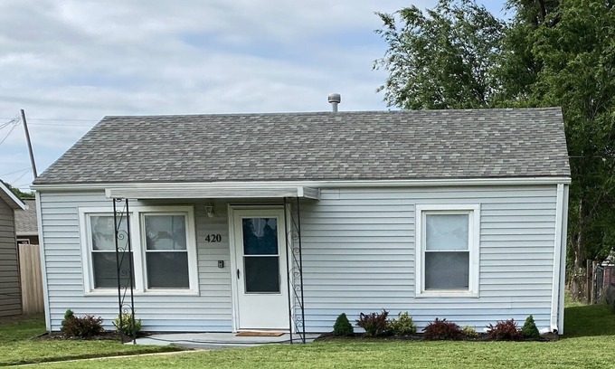 Hutchinson Casa | Charming 2-bedroom house in Hutchinson with WiFi and AC