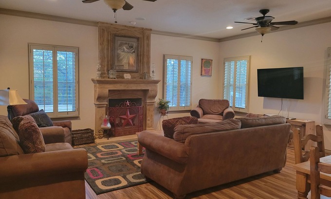 Agnes Casa | Charming 2-bedroom house on 40 acres in Springtown with pond