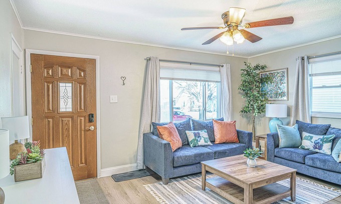 Champaign Casa | Charming 2-bedroom house with WiFi, AC in welcoming Champaign