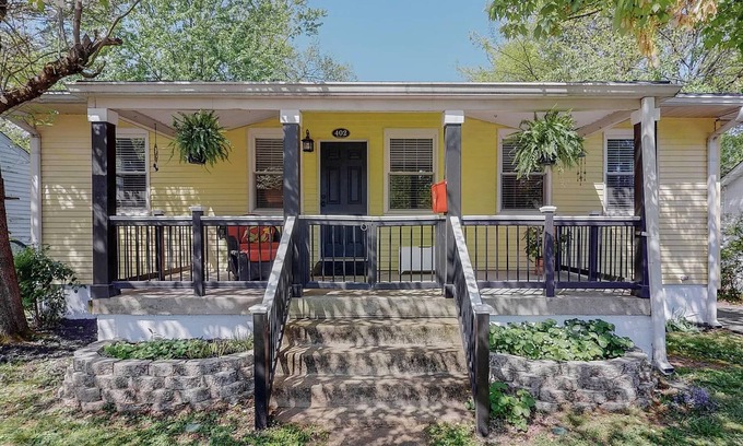 Old Hickory Casa | Charming 2-bedroom house in Old Hickory Village, Walk along the lake road.