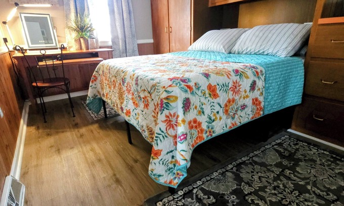 Wadsworth Casa | Charming 2-bedroom house, AV charger, airhocky and pet friendly
