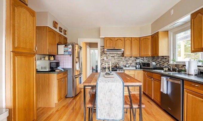 Stamford Casa | Charming 2-bedroom house in fabulous Stamford with AC, WiFi