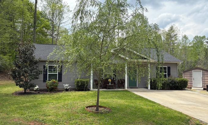 Greenville - Spartanburg Casa | Charming 2-bedroom house in wonderful Taylors with AC, WiFi