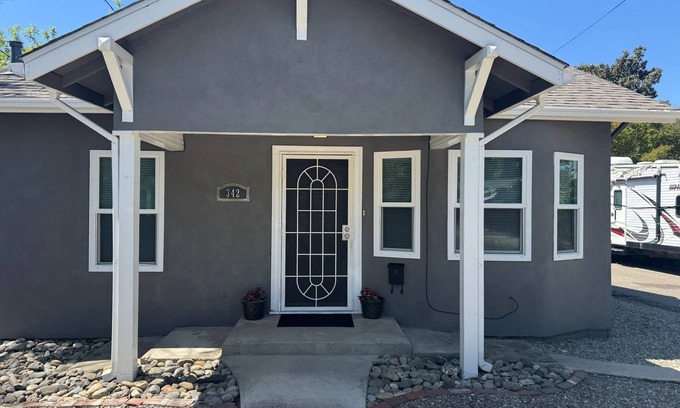 Turlock Casa | Charming 2-bedroom house in beautiful Turlock w/AC, plus near historic downtown
