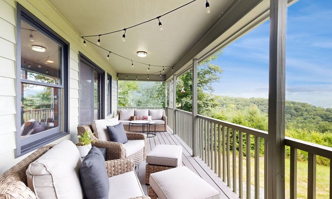 Piney Mountain Casa | Charming 2 bedroom house with stunning mountain and valley views