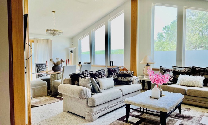 Burbank Casa | Charming 2-bedroom King+King bedroom house in near Ponca with WiFi, AC