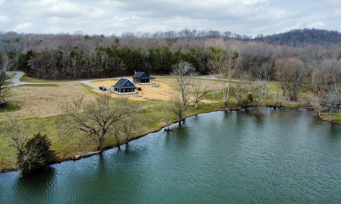 Dickel Cabina | Charming 2-bedroom lakefront cabin in marvelous Wartrace with WiFi, Kayaks