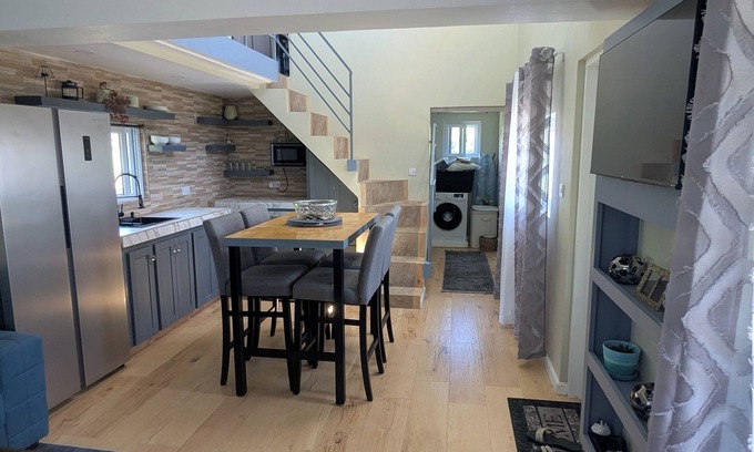 Barroui Casa | Charming 2-bedroom Mountain Tiny House in Cochrane with WiFi.