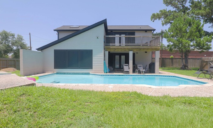 Dickinson Casa | Charming 2-bedroom Pool House Loft with Swim-in Pool Room