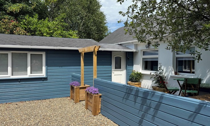 Kinvara Cabaña | Charming 2-bedroom shabby chic cottage in beautiful Kinvara.