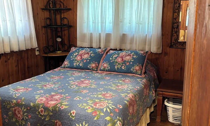 Bull Shoals Cabaña | Charming 2-bedroom cottage in Bull Shoals with Lake access.
