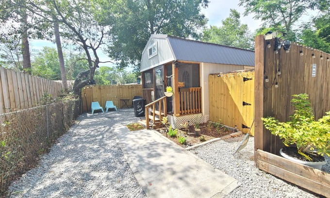 Casselberry Casa | Charming 2 bedroom tiny barn with WiFi and AC in quaint Casselberry