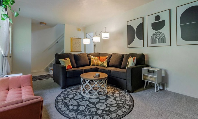 East Lansing Casa | Charming 2-bedroom townhome - 1 Mile from MSU!!