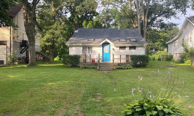 Ellwood City Casa | Charming 2-bedroom bungalow with AC, WiFi,washer and dryer, ON THE CREEK.